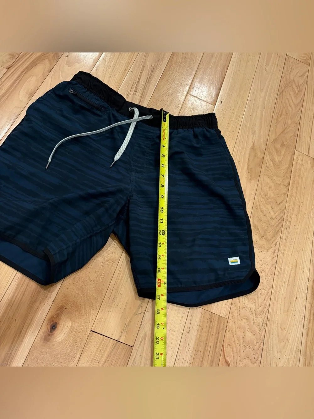 Vuori Banks Athletic Shorts in Navy Blue and Black - Men’s Size Large
